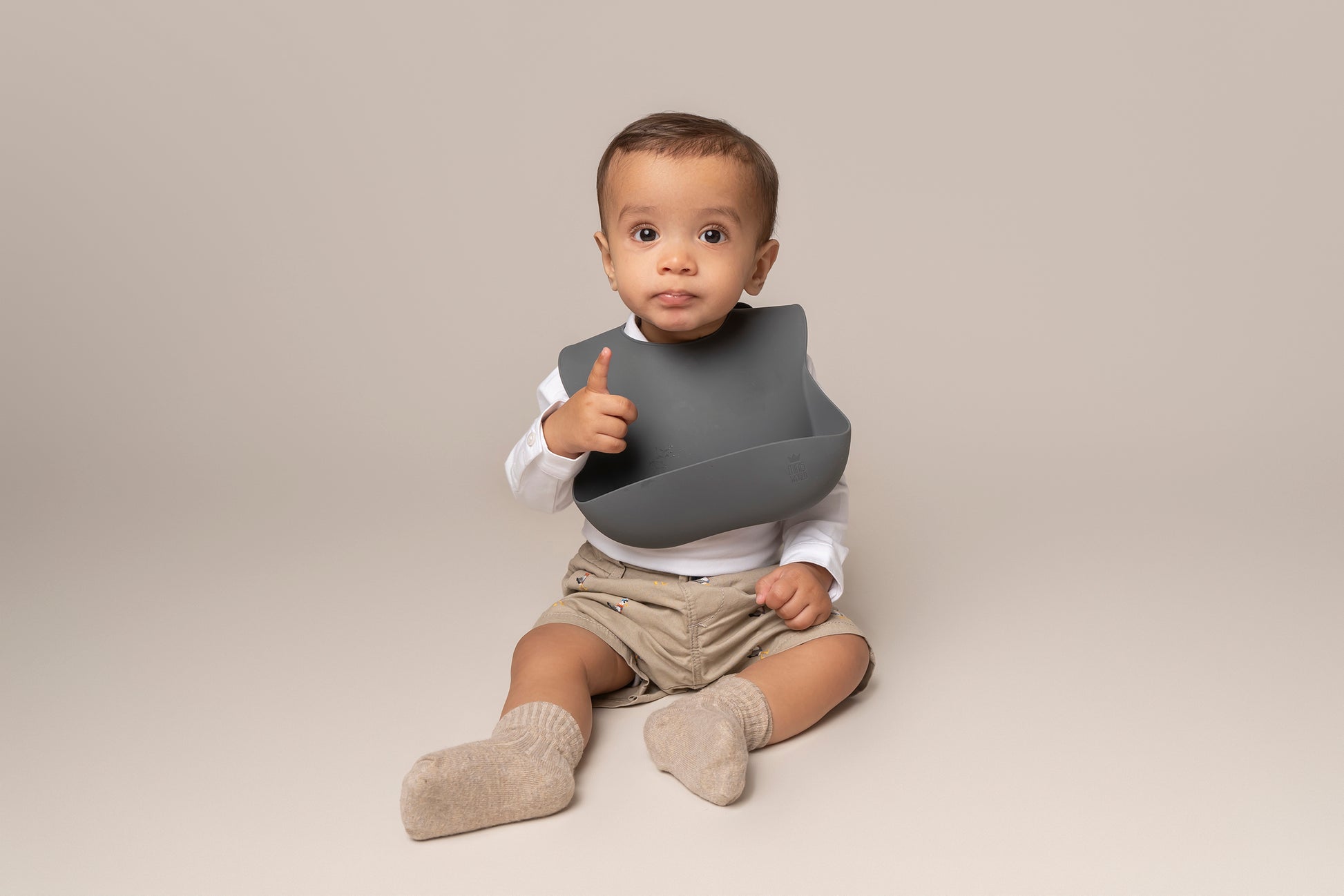 A silicone waterproof, easy-to-clean weaning bib with a catch-all pocket, designed to keep your baby's clothes clean during mealtimes. Features adjustable neck closures for a secure fit, making it suitable for babies and toddlers of all sizes. An essential item for weaning. BPA and phthalate-free, with unbreakable construction, safe for microwave and dishwasher use.