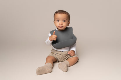 A silicone waterproof, easy-to-clean weaning bib with a catch-all pocket, designed to keep your baby's clothes clean during mealtimes. Features adjustable neck closures for a secure fit, making it suitable for babies and toddlers of all sizes. An essential item for weaning. BPA and phthalate-free, with unbreakable construction, safe for microwave and dishwasher use.
