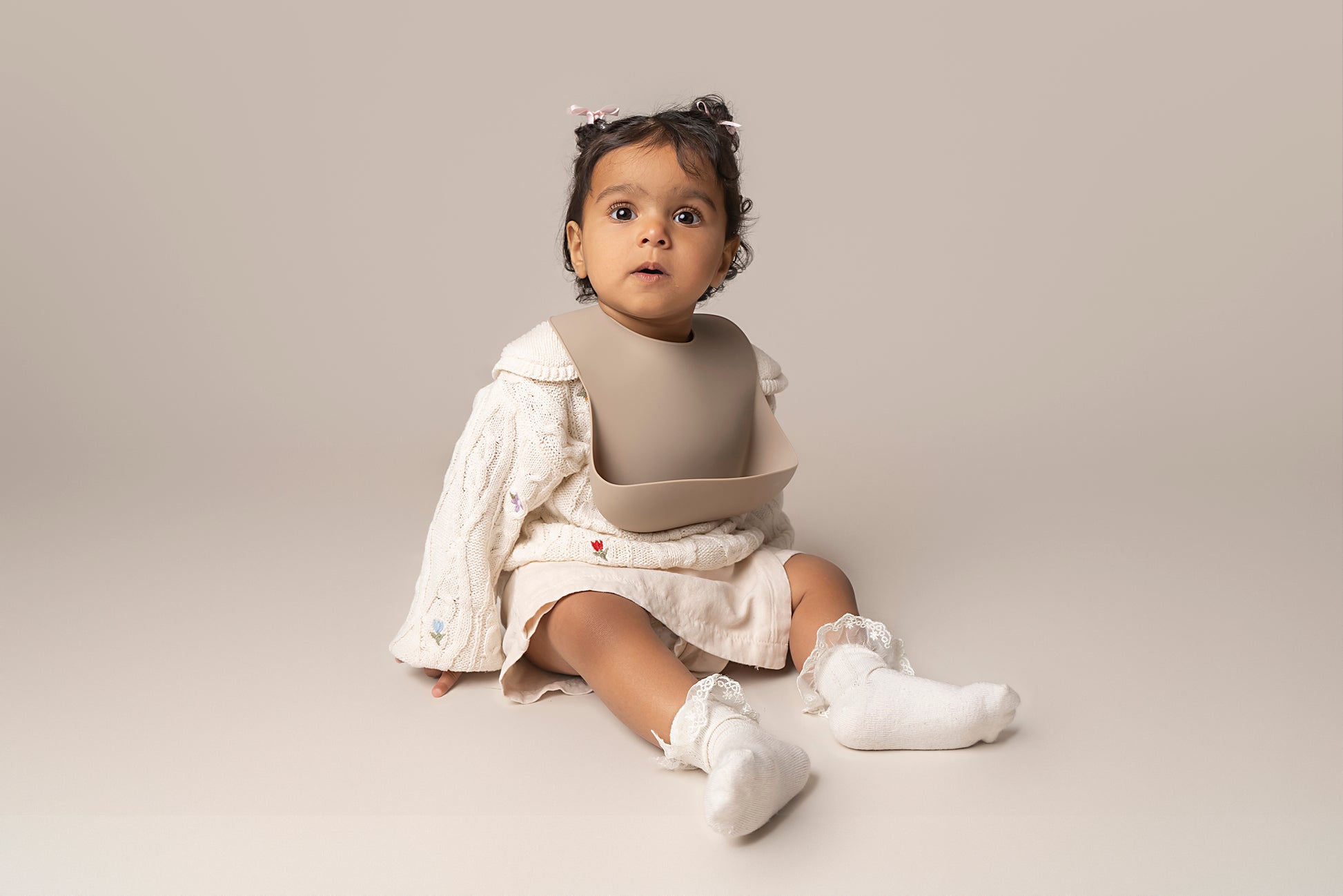 A silicone waterproof, easy-to-clean weaning bib with a catch-all pocket, designed to keep your baby's clothes clean during mealtimes. Features adjustable neck closures for a secure fit, making it suitable for babies and toddlers of all sizes. An essential item for weaning. BPA and phthalate-free, with unbreakable construction, safe for microwave and dishwasher use.