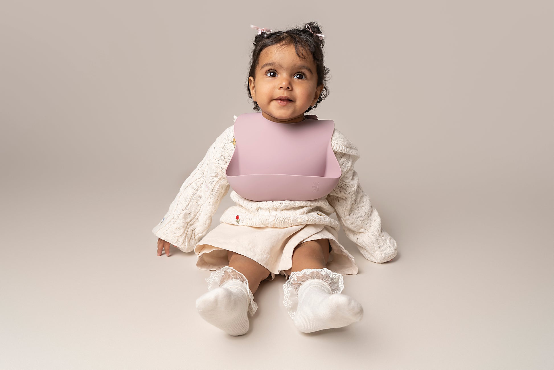 A silicone waterproof, easy-to-clean weaning bib with a catch-all pocket, designed to keep your baby's clothes clean during mealtimes. Features adjustable neck closures for a secure fit, making it suitable for babies and toddlers of all sizes. An essential item for weaning. BPA and phthalate-free, with unbreakable construction, safe for microwave and dishwasher use.