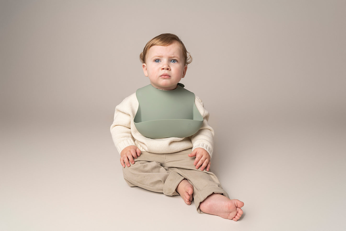 A silicone waterproof, easy-to-clean weaning bib with a catch-all pocket, designed to keep your baby's clothes clean during mealtimes. Features adjustable neck closures for a secure fit, making it suitable for babies and toddlers of all sizes. An essential item for weaning. BPA and phthalate-free, with unbreakable construction, safe for microwave and dishwasher use.
