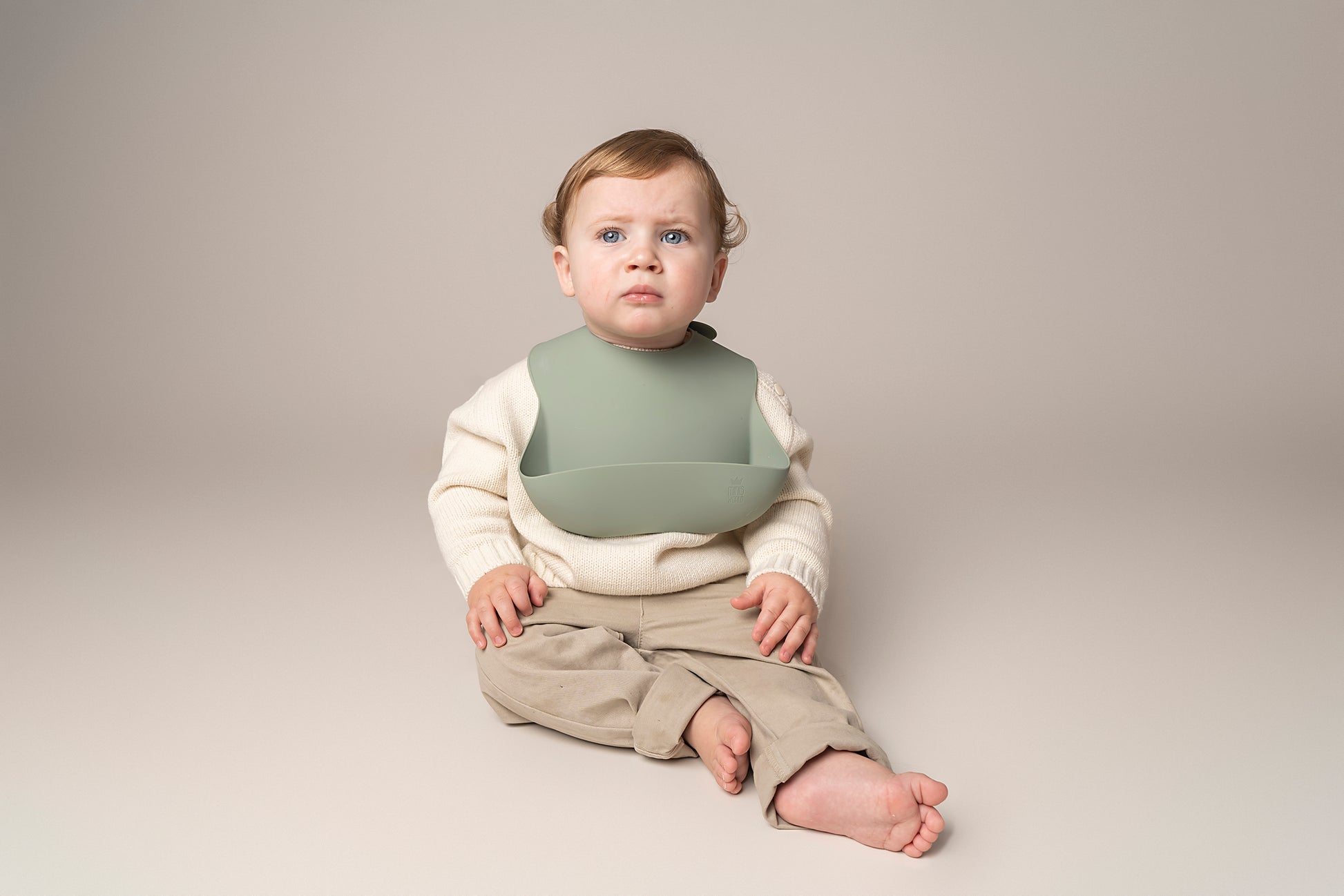 A silicone waterproof, easy-to-clean weaning bib with a catch-all pocket, designed to keep your baby's clothes clean during mealtimes. Features adjustable neck closures for a secure fit, making it suitable for babies and toddlers of all sizes. An essential item for weaning. BPA and phthalate-free, with unbreakable construction, safe for microwave and dishwasher use.