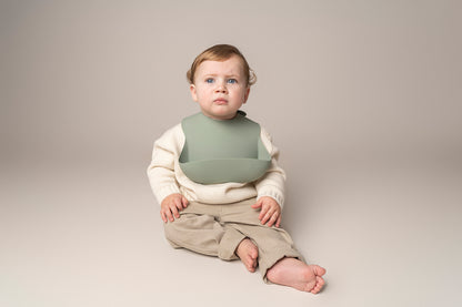 A silicone waterproof, easy-to-clean weaning bib with a catch-all pocket, designed to keep your baby's clothes clean during mealtimes. Features adjustable neck closures for a secure fit, making it suitable for babies and toddlers of all sizes. An essential item for weaning. BPA and phthalate-free, with unbreakable construction, safe for microwave and dishwasher use.