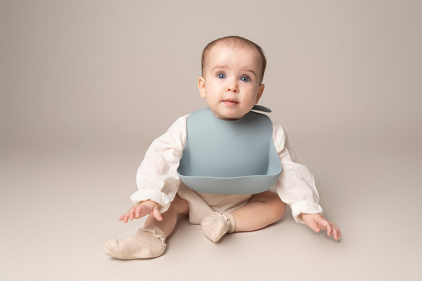 A silicone waterproof, easy-to-clean weaning bib with a catch-all pocket, designed to keep your baby's clothes clean during mealtimes. Features adjustable neck closures for a secure fit, making it suitable for babies and toddlers of all sizes. An essential item for weaning. BPA and phthalate-free, with unbreakable construction, safe for microwave and dishwasher use.