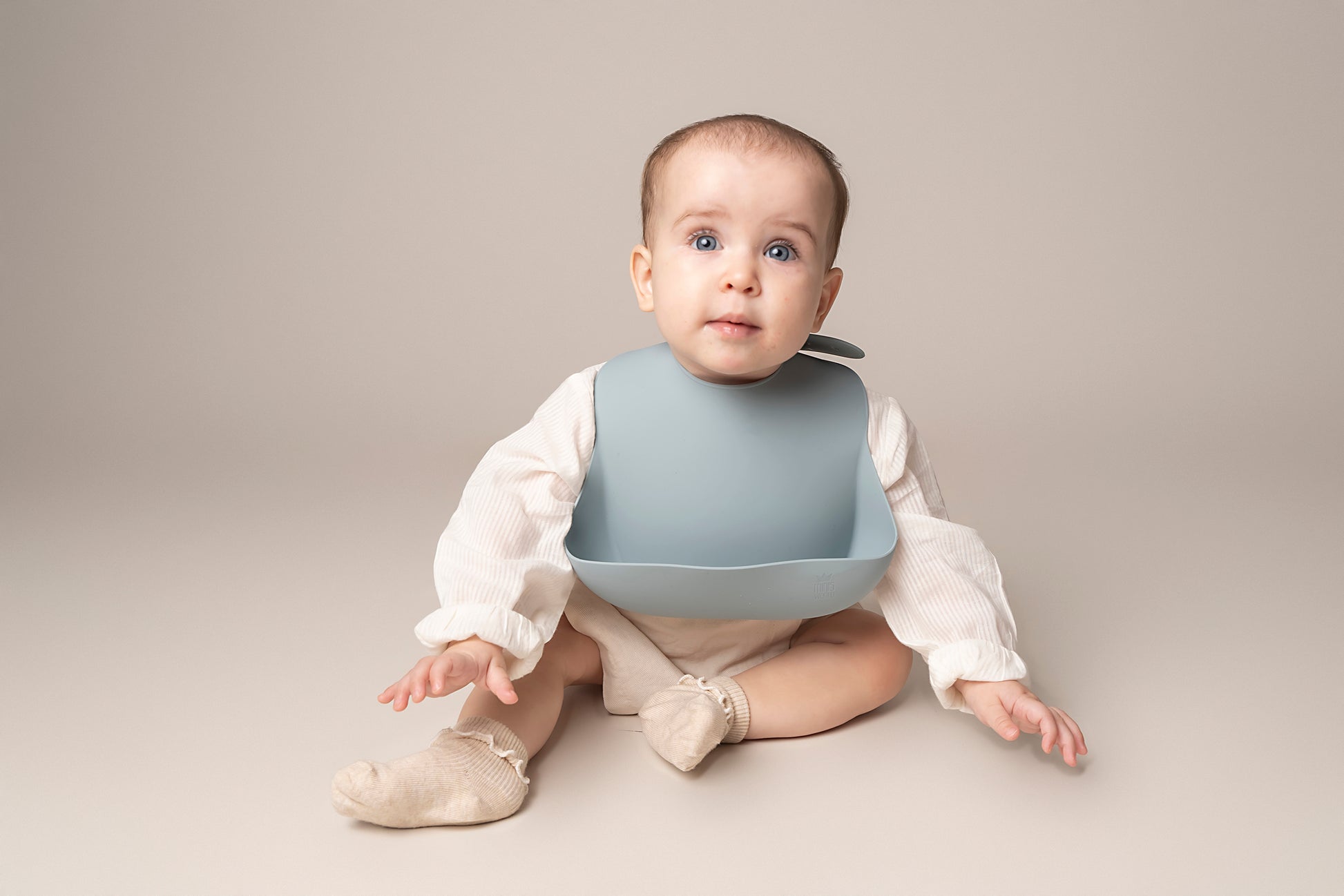 A silicone waterproof, easy-to-clean weaning bib with a catch-all pocket, designed to keep your baby's clothes clean during mealtimes. Features adjustable neck closures for a secure fit, making it suitable for babies and toddlers of all sizes. An essential item for weaning. BPA and phthalate-free, with unbreakable construction, safe for microwave and dishwasher use.