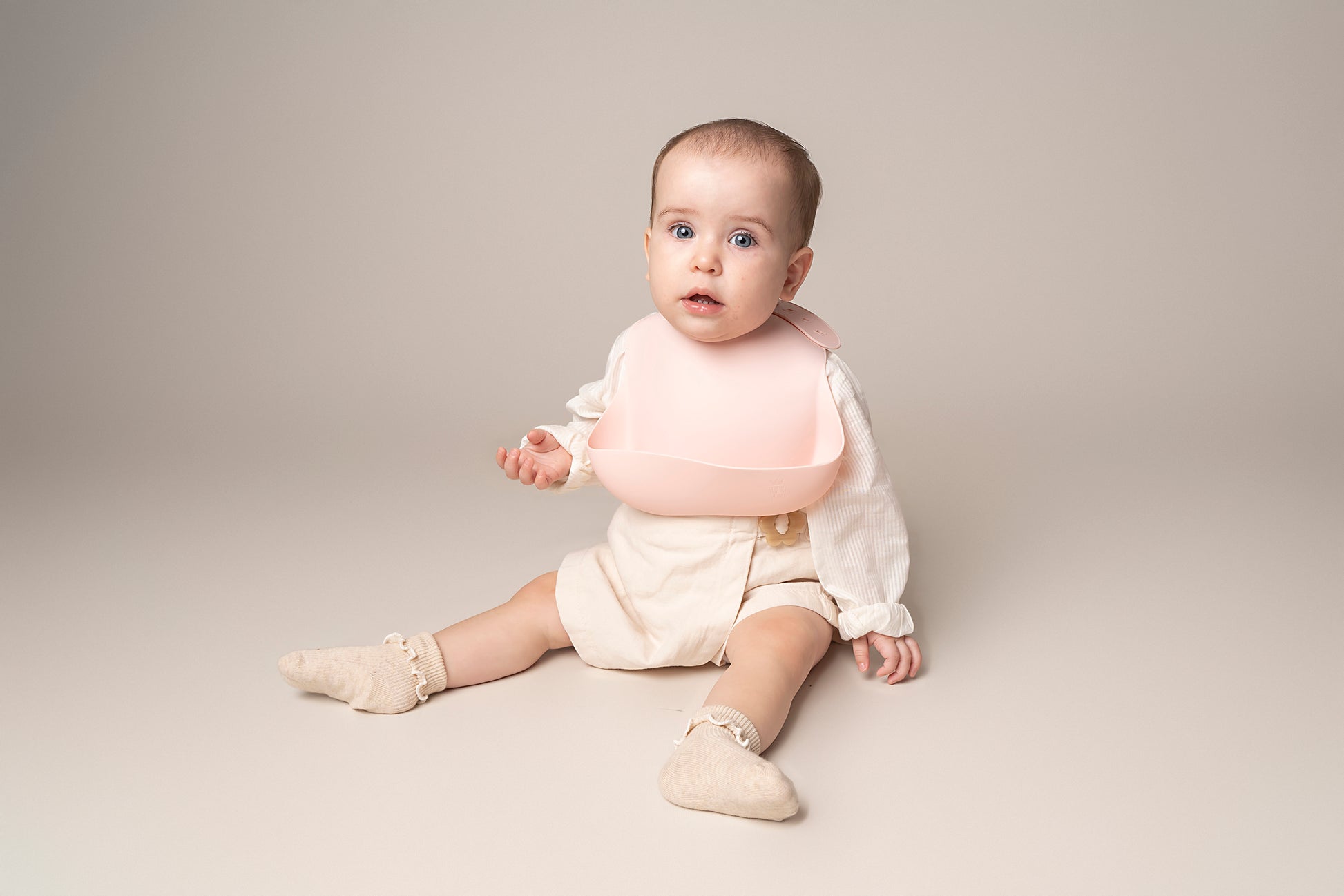 A silicone waterproof, easy-to-clean weaning bib with a catch-all pocket, designed to keep your baby's clothes clean during mealtimes. Features adjustable neck closures for a secure fit, making it suitable for babies and toddlers of all sizes. An essential item for weaning. BPA and phthalate-free, with unbreakable construction, safe for microwave and dishwasher use.