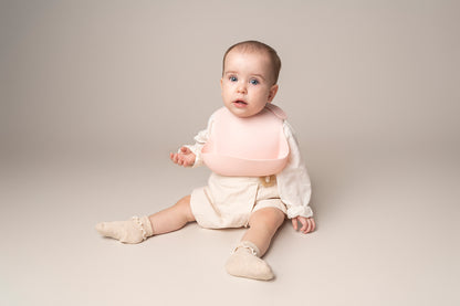 A silicone waterproof, easy-to-clean weaning bib with a catch-all pocket, designed to keep your baby's clothes clean during mealtimes. Features adjustable neck closures for a secure fit, making it suitable for babies and toddlers of all sizes. An essential item for weaning. BPA and phthalate-free, with unbreakable construction, safe for microwave and dishwasher use.