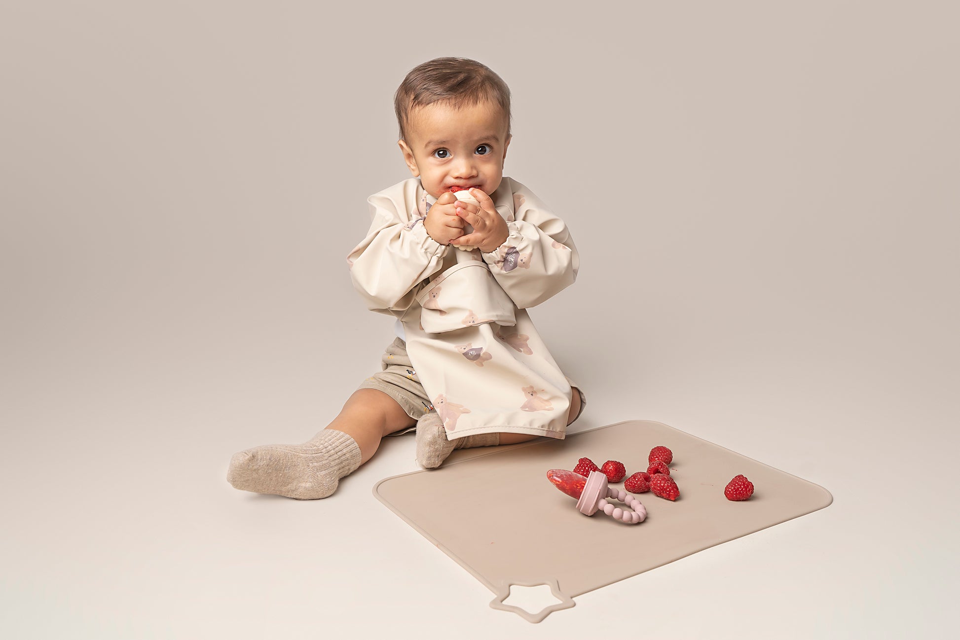 A premium, non-toxic, food-grade silicone feeding tool designed for introducing fruits and vegetables to your baby. It features an easy-grip handle for independent exploration and a silicone mesh pouch to safely hold small food pieces, preventing choking hazards. This feeder promotes healthy eating habits, self-feeding skills, and is also suitable for teething relief. BPA and phthalate-free, with unbreakable construction, waterproof, easy to clean, and safe for microwave and dishwasher use.