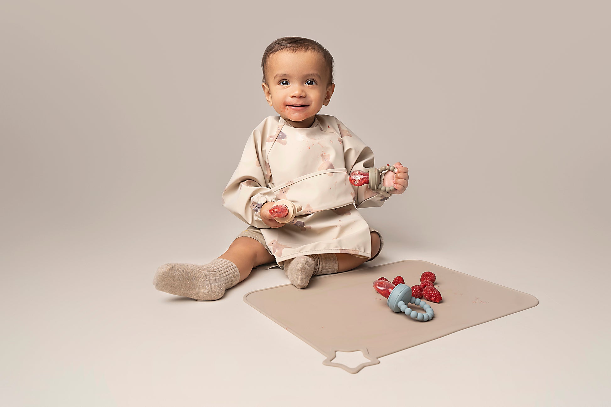 A premium, non-toxic, food-grade silicone feeding tool designed for introducing fruits and vegetables to your baby. It features an easy-grip handle for independent exploration and a silicone mesh pouch to safely hold small food pieces, preventing choking hazards. This feeder promotes healthy eating habits, self-feeding skills, and is also suitable for teething relief. BPA and phthalate-free, with unbreakable construction, waterproof, easy to clean, and safe for microwave and dishwasher use.