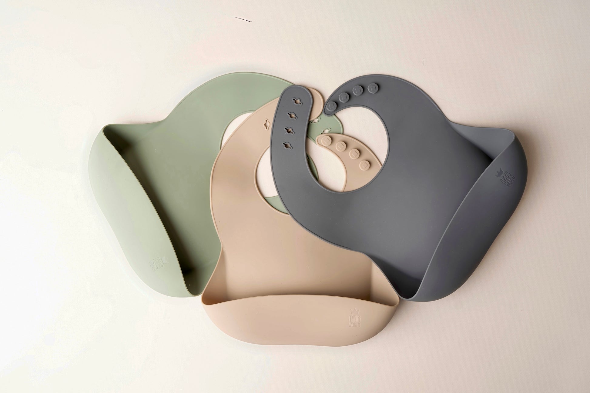 A silicone waterproof, easy-to-clean weaning bib with a catch-all pocket, designed to keep your baby's clothes clean during mealtimes. Features adjustable neck closures for a secure fit, making it suitable for babies and toddlers of all sizes. An essential item for weaning. BPA and phthalate-free, with unbreakable construction, safe for microwave and dishwasher use.