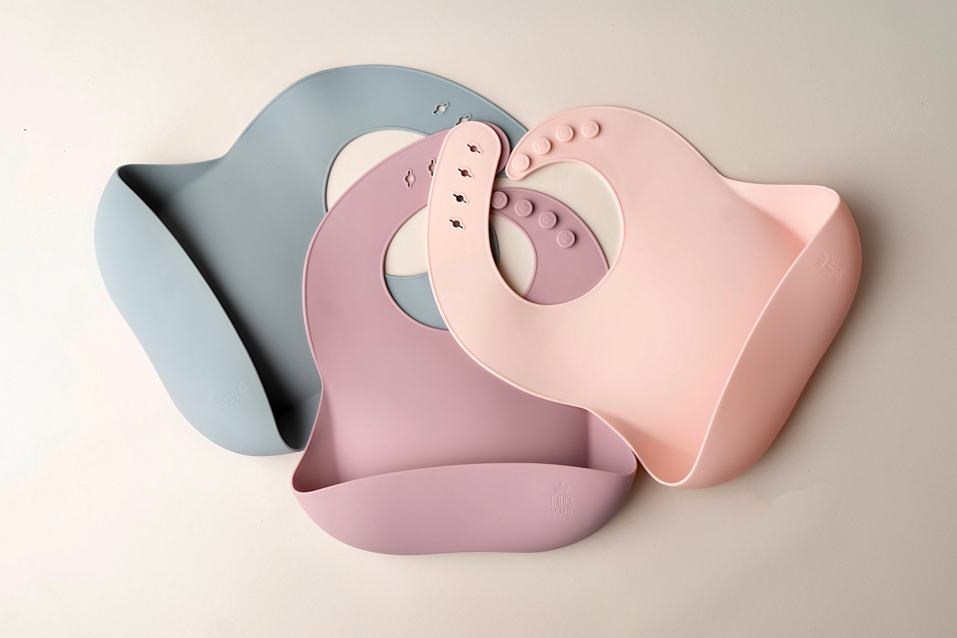A silicone waterproof, easy-to-clean weaning bib with a catch-all pocket, designed to keep your baby's clothes clean during mealtimes. Features adjustable neck closures for a secure fit, making it suitable for babies and toddlers of all sizes. An essential item for weaning. BPA and phthalate-free, with unbreakable construction, safe for microwave and dishwasher use.
